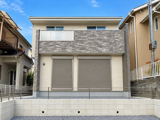 戸建 宇治市明星町３丁目の外観|明るいホワイトと落ち着いたグレーが美しく調和した、洗練された外観デザイン♪ 重厚感のあるバルコニーがアクセントとなり、上品で存在感のある佇まいを演出します。