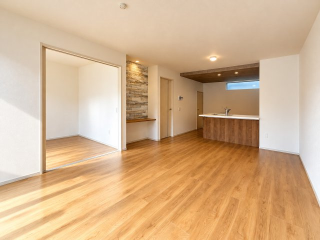 戸建 宇治市明星町３丁目の居間・リビング|17.4帖のゆとりあるLDK♪ 温かみのある木目調のフローリングとホワイトの壁が調和し、明るく開放的な空間を演出！家族みんなが自然と集まる、居心地の良いリビングです。