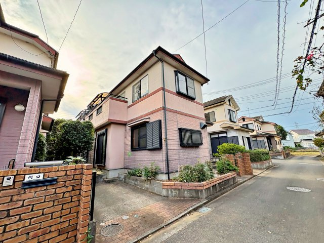 《仲介手数料半額》川越市中台元町2丁目　中古戸建の外観|1995年12月築の中古住宅。玄関は吹き抜け仕様で開放感があります。全居室収納付きでお部屋すっきり。敷地内1台駐車可能（近隣月極有）。徒歩圏内にスーパーやコンビニがあり生活に便利な立地です。