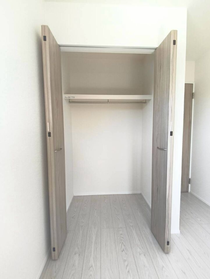 東区昭和町2期　1号棟の収納|両開きのハンガータイプのクローゼットで、衣服はもちろん大きめの荷物を入れることもできます