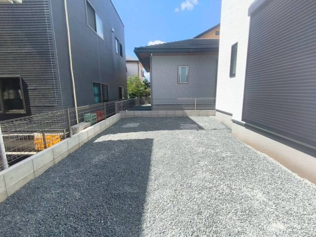 東区昭和町2期　1号棟の庭|庭は砂利敷きで、雑草対策や日々のお手入れの負担を軽減しやすい仕様です。雨水も浸透しやすく、水たまりができにくい点も魅力です。