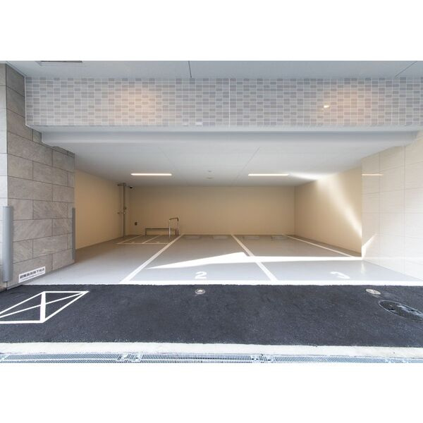 スプランディッド上本町WESTⅡの駐車場