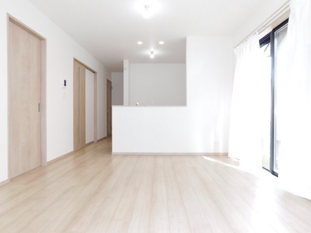 名古屋市緑区兵庫２丁目の新築一戸建の居間・リビング|◇リビング◇　　南東向きで明るく広いリビング約１６．８７帖　