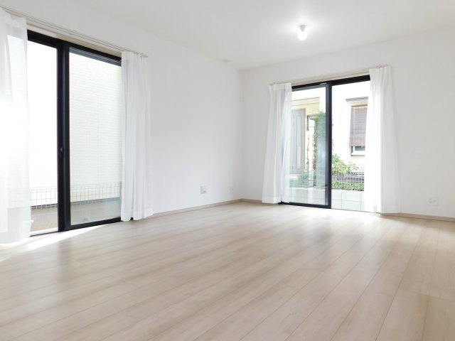 名古屋市緑区兵庫２丁目の新築一戸建の居間・リビング|◇リビング◇　　南東向きで明るく広いリビング約１６．８７帖　大きな窓の開放感のある空間♪