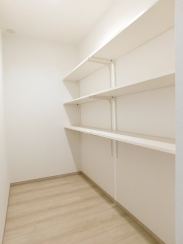 名古屋市緑区兵庫２丁目の新築一戸建の収納|◇パントリー◇　　キッチン背面に大型パントリー完備！　収納に便利な備え付けの棚も完備