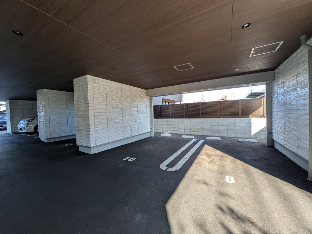 シャーメゾン上中野の駐車場
