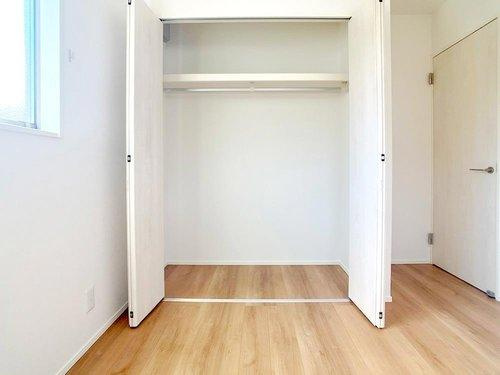 「WIC＆SCL完備」高知市百石町　新築建売13の収納|掃除もしやすいフローリングのクローゼット。大切な衣類を、きれいに保管できます。※写真はイメージ