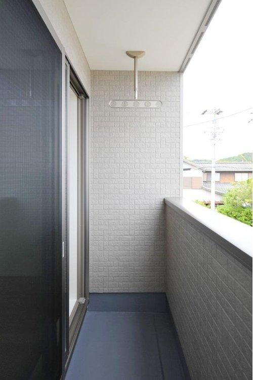 「WIC＆SCL完備」高知市百石町　新築建売13のバルコニー|陽当たり良好な南向きバルコニー。洗濯物も、カラッと気持ちよく乾きます。※写真はイメージ