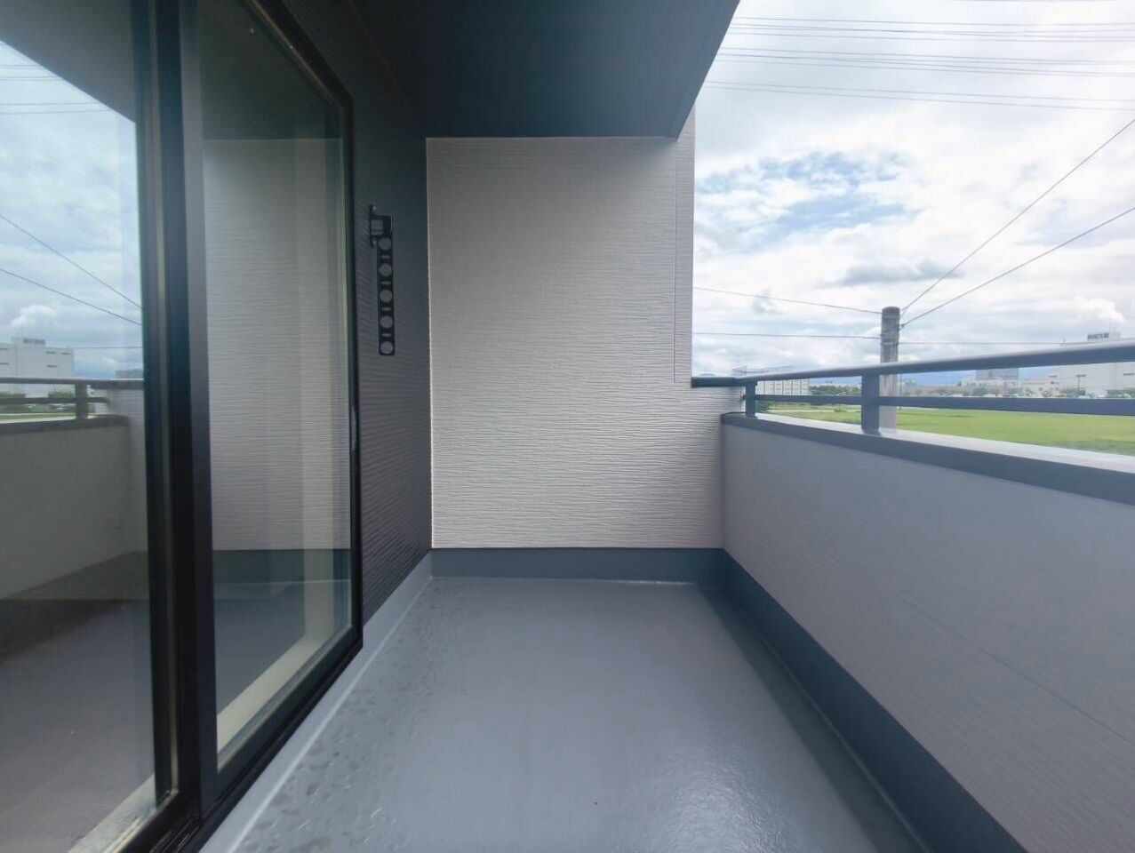 南区平田2丁目1期　1号棟のバルコニー|屋根付きのインナーバルコニーで雨が降っても使用でき、リラックススペースとしても十分な広さがあります