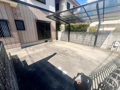 【駐車場】 | 高師浜３丁目　中古一戸建 | 大きなカーポートは屋根部分をあり愛車を大切に駐車できます。並列２台駐車可能です。 