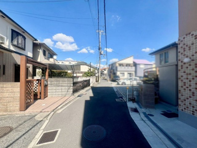 【前面道路含む現地写真】 | 高師浜３丁目　中古一戸建 | セブンイレブン高石高師浜店まで徒歩８分！ウエルシア高石高師浜店まで徒歩６分！アプラたかいしまで徒歩１０分！お買い物に便利な立地ですね♪