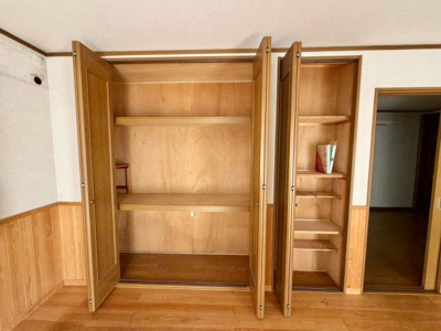 【収納】 | 高師浜３丁目　中古一戸建 | 各居室に収納があり充実しています。季節の家電や使わないスポーツ用品、スーツケースなども整理整頓収納できます。