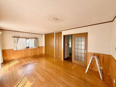 【居間・リビング】 | 高師浜３丁目　中古一戸建 | 【ＬＤＫ約２３．１帖】キッチンとリビングが分かれてます♪リビングからキッチンが見えないので、急な来客時などにも安心ですね♪