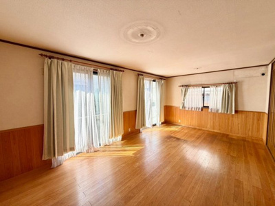 【居間・リビング】 | 高師浜３丁目　中古一戸建 | 【南東・南西向きの角地】たっぷりの陽光に包まれる明るい住まいに気持ちも明るくなりますね