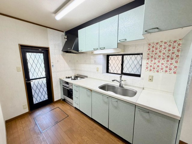 高師浜３丁目　中古一戸建のキッチン|お料理に集中しやすい壁付けキッチンです♪キッチンの前に窓があるので、換気しやすく明るいキッチンです！