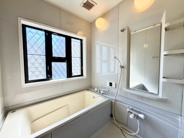 高師浜３丁目　中古一戸建の浴室|ゆったりとくつろげる綺麗な浴室ですよ！時間短縮でシャワーだけの方も多いですが、一日の疲れを癒すため湯船に浸かれば心身ともにリラックスできますね♪