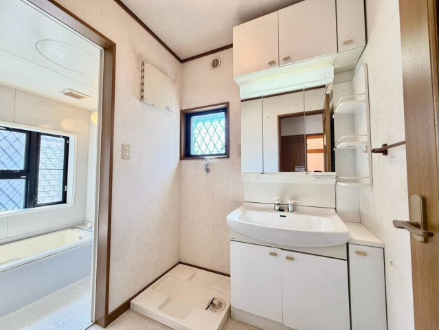 高師浜３丁目　中古一戸建の独立洗面台|ゆとりのある洗面所ですよ！家族そろって身支度出来ますね！