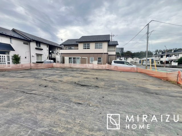 【前面道路含む現地写真】 | お車の運転に自信のない方でも安心かなと思います。とても解放感があり、日当たりも気持ちよさそうです。