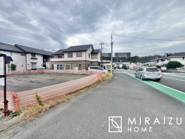 【前面道路含む現地写真】 | ＼静かな環境で落ち着いた暮らしをご希望のお客様／広さと価格のバランスの良いマイホーム！近隣施設にも恵まれ立地！詳細、ご見学希望・資料請求ミライズホームお気軽にお問合せ下さい♪