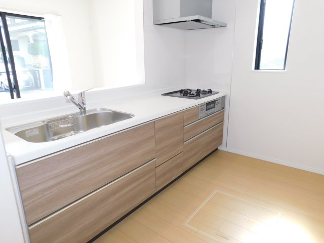 名古屋市緑区兵庫２丁目の新築一戸建のキッチン|◇キッチン◇　　人気の対面式・人造大理石カウンターシステムキッチン・浄水機能付ハンドシャワー・スローインクローズレール・静音仕様シンク・Ｓｉセンサーコンロ（３口）・床下収納庫