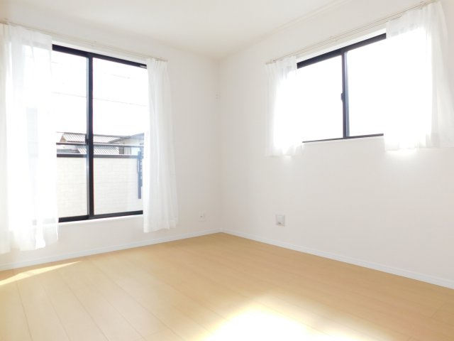 名古屋市緑区兵庫２丁目の新築一戸建の洋室|◇洋室◇　　南東向きで明るい洋室約６．０帖　ＷＩＣ完備！　バルコニー付き♪