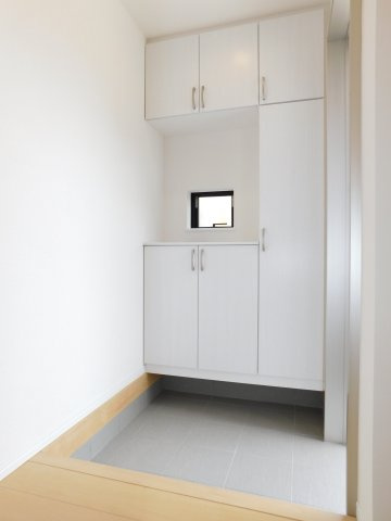 名古屋市緑区兵庫２丁目の新築一戸建の玄関|◇玄関◇　　大容量のシューズボックス♪　散らかりがちな玄関がスッキリと片付きます！