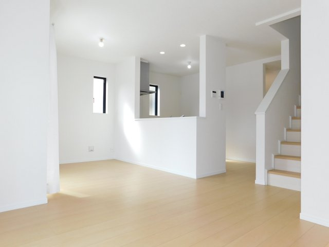 名古屋市緑区兵庫２丁目の新築一戸建の居間・リビング|◇リビング◇　　南東向きで明るく広いリビング約１５．５帖　人気のリビング階段♪