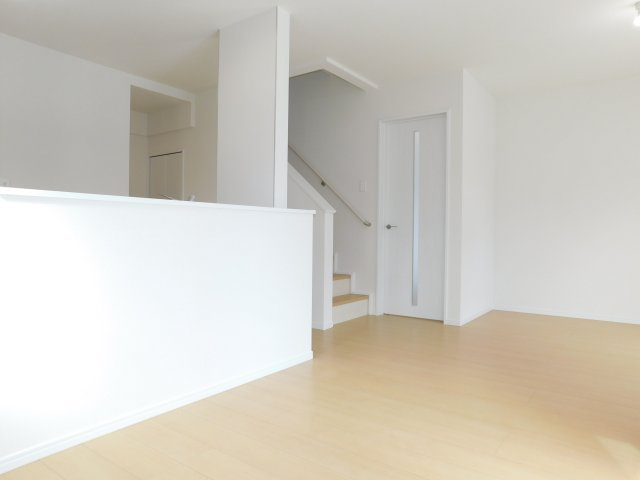 名古屋市緑区兵庫２丁目の新築一戸建の居間・リビング|◇リビング◇　　南東向きで明るく広いリビング約１５．５帖　会話が弾む対面キッチン♪