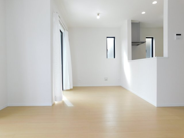 名古屋市緑区兵庫２丁目の新築一戸建の居間・リビング|◇リビング◇　　南東向きで明るく広いリビング約１５．５帖　空間分けをしやすいワイドなリビング空間♪