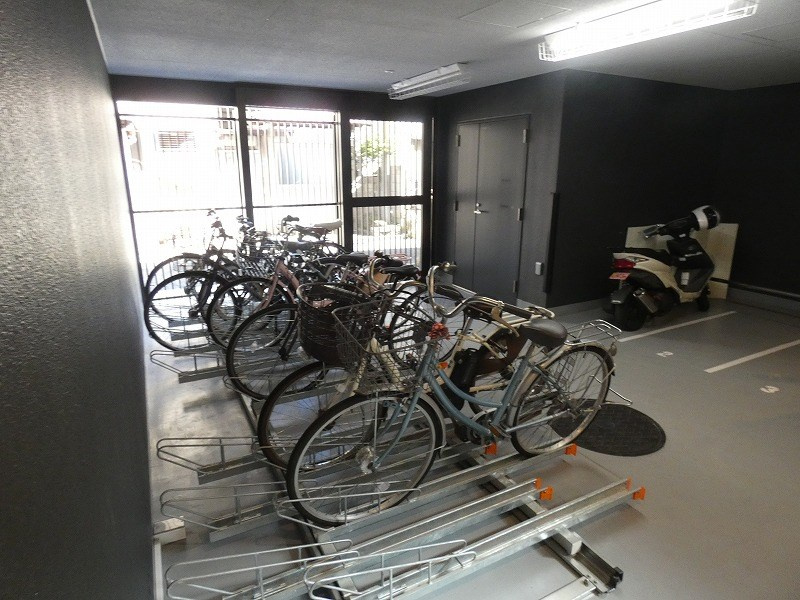 グランドヒルズ西大島の駐車場