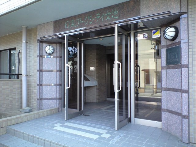 日東アークシティ女池のエントランス