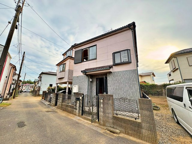 《仲介手数料半額》川越市砂新田6丁目　中古戸建の外観|1998年9月築の2LDK中古戸建。11月リフォーム完成予定。南側開放で陽当たり良好な閑静な住宅街です。2階LDKで快適な空間。玄関収納付き。東武東上線新河岸駅周辺でのお住まい探しにおすすめです。