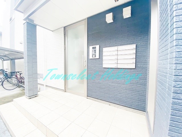 鎌倉市山崎のアパートのエントランス