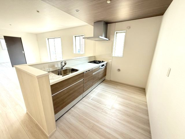 リガーレ前橋市国領町7期　1号棟のキッチン|【イメージ写真】人気のカウンターキッチン採用です☆
コンロも３口ご用意しています！調理スペースも広くストレスなくお料理できます。
浄水器つきなので美味しいお水も飲めますよ♪