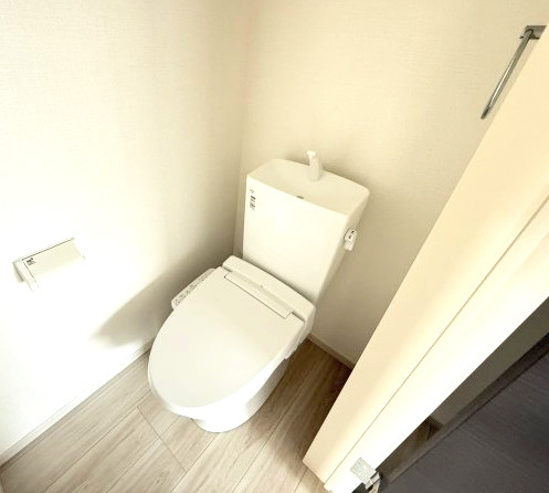 リガーレ前橋市国領町7期　1号棟のトイレ|【イメージ写真】2階トイレです。清潔感のある白を基調としています。