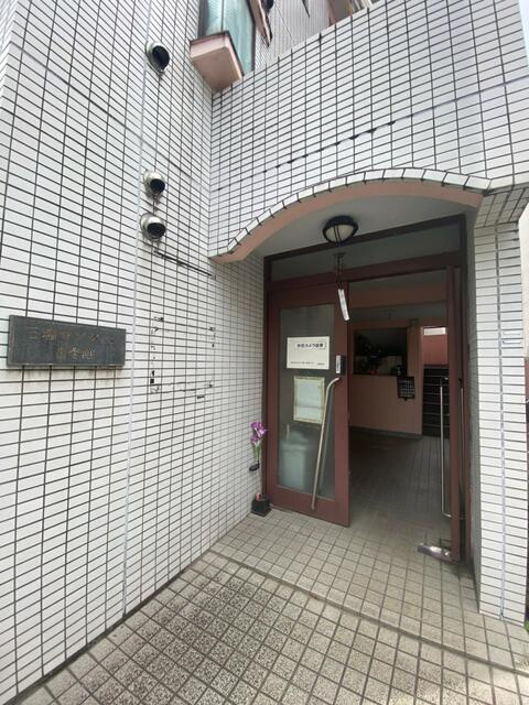 三和マンション3号館のエントランス