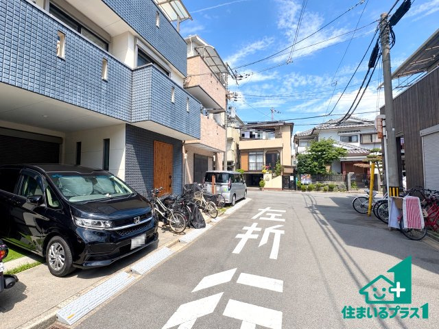 高槻市野田　中古一戸建ての前面道路含む現地写真|周辺は閑静な住宅街！前面道路広々で車の出し入れも便利です。駐車が苦手な方でも安心して車庫入れできます！