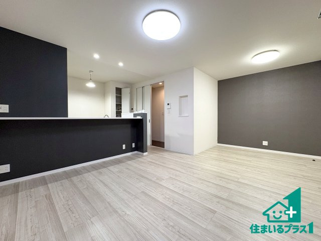高槻市野田　中古一戸建ての居間・リビング|日当たり良好の明るいリビングで朝の目覚めもスッキリできそう！対面キッチンでご家族のコミュニケーションも自然と増える設計！小さなお子様が遊ぶスペースを作っても広々とくつろげるLDK！