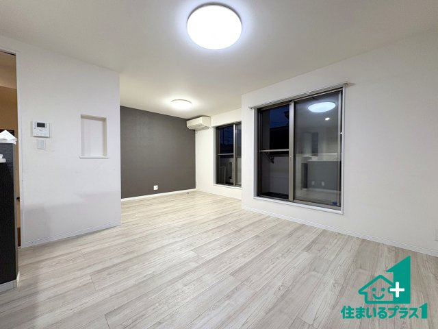 高槻市野田　中古一戸建ての居間・リビング|シンプルなリビングは、観葉植物等のインテリアを楽しめますね！パパ好みにも、ママ好みにも家具次第で雰囲気を変えることができます！