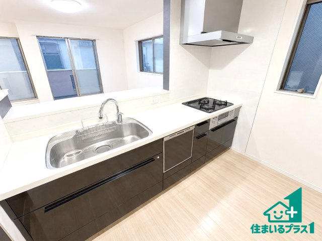 高槻市野田　中古一戸建てのキッチン|リビングと統一感があり、使い勝手のいいキッチン。広々としているので、二人並んで作業が出来ちゃいます。お子様と一緒に色々なお料理に挑戦できるスペースがあります。