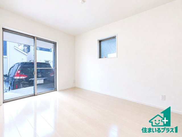 高槻市野田　中古一戸建ての洋室|シンプルな洋室は、自分好みのインテリアが楽しめます♪