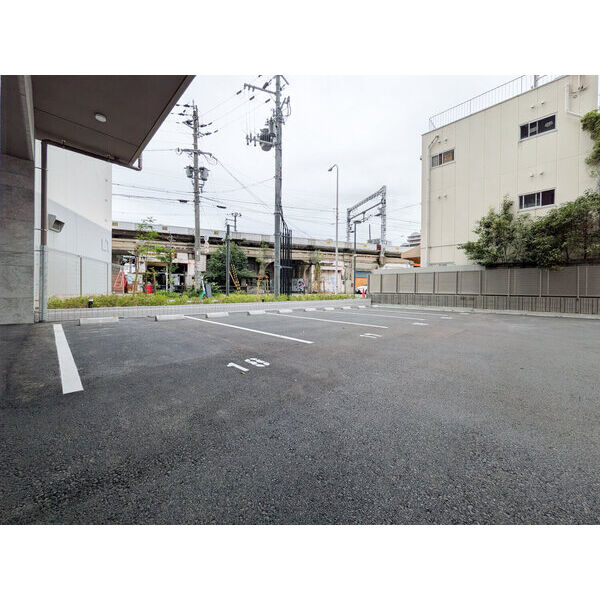 スプランディッド難波VII(セブン)の駐車場