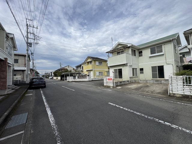 高崎市上豊岡町　中古住宅の前面道路含む現地写真|南側　前面道路幅員約8.0ｍ　西側　前面道路幅員約6.0ｍ