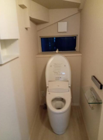江東区石島貸家のトイレ|落ち着いた色調のトイレです