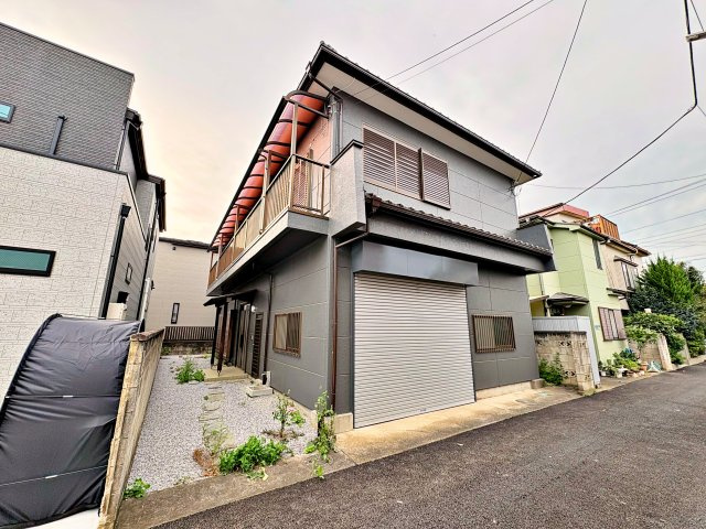 《仲介手数料半額》川越市岸町2丁目　中古戸建の外観|4LDKの広々空間。21坪の電動シャッター付きガレージ倉庫を完備し、大型車も駐車可能です。車2台駐車対応。キッチンは安心のIH仕様。JR川越線川越駅周辺で車や作業スペースにこだわりたい方向けです。