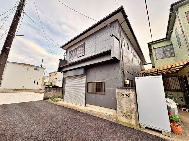 《仲介手数料半額》川越市岸町2丁目　中古戸建の前面道路含む現地写真