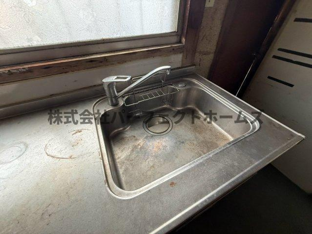 堀溝3丁目テラスハウス　賃貸のキッチン|コンパクトなキッチンで掃除もラクラク