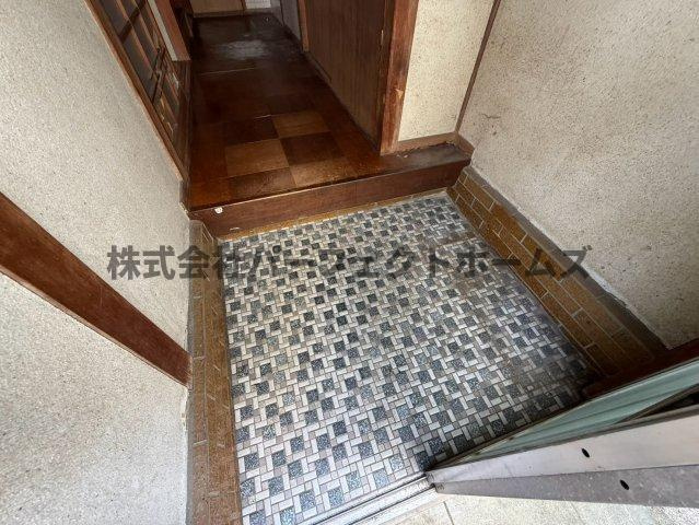堀溝3丁目テラスハウス　賃貸の玄関|収納もある玄関です