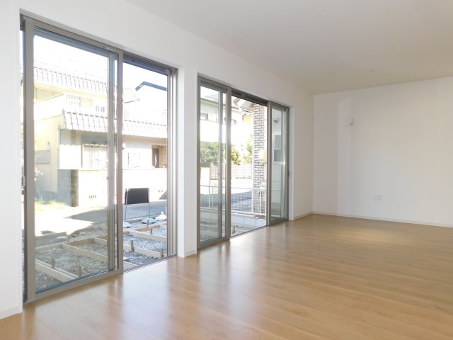 名古屋市南区白水町の新築一戸建の居間・リビング|◇リビング◇　　２面採光で明るいリビング１５．７帖　大きな窓の開放感のあるリビング♪
