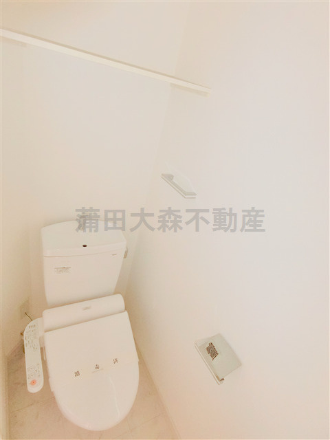 ヴァレッシア蒲田シティのトイレ|温水暖房便座付トイレ　上部棚板あり